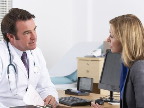 Врач, лечащий диабет